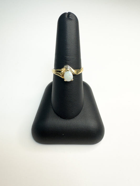 10k yellow gold and Opal ring